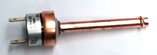 Druckschalter von Daikin mit einem zylindrischen Gehäuse, zwei elektrischen Anschlüssen und einer langen, metallischen Verbindungssäule.